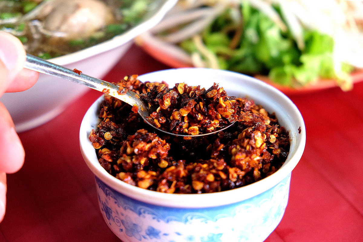 Quán bún Huế giữa lòng Sài Gòn bán 1.000 tô mỗi ngày, muốn ăn phải xếp hàng chờ đợi - Ảnh 5.