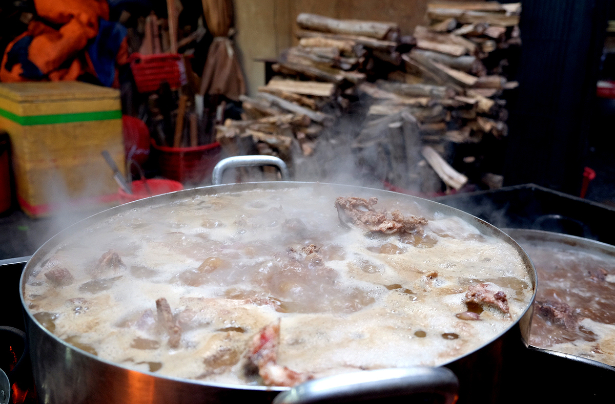 Quán bún Huế giữa lòng Sài Gòn bán 1.000 tô mỗi ngày, muốn ăn phải xếp hàng chờ đợi - Ảnh 4.