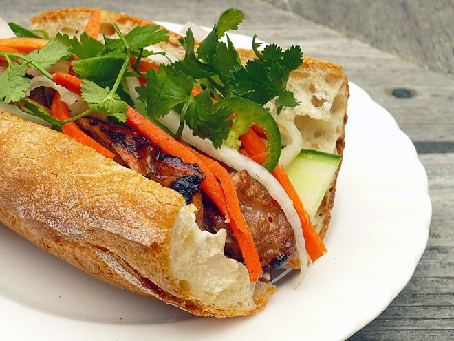 Quán bánh mì thịt nướng bán không ngừng tay ở phố Nguyễn Trãi, từng được tạp chí du lịch Mỹ vinh danh ngon nhất thế giới - Ảnh 6.