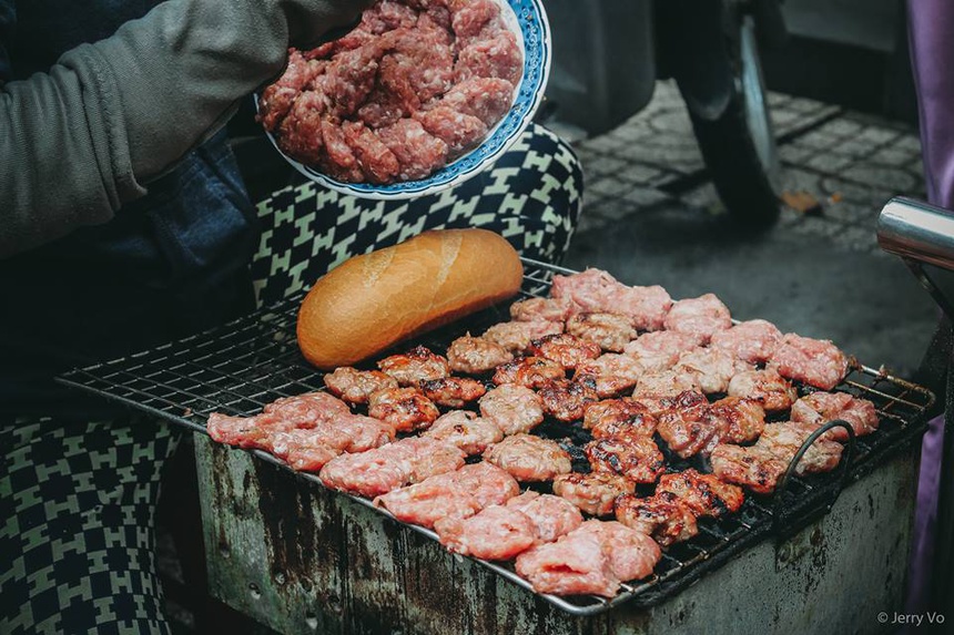 Quán bánh mì thịt nướng bán không ngừng tay ở phố Nguyễn Trãi, từng được tạp chí du lịch Mỹ vinh danh ngon nhất thế giới - Ảnh 2.