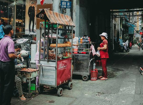 Quán bánh mì thịt nướng bán không ngừng tay ở phố Nguyễn Trãi, từng được tạp chí du lịch Mỹ vinh danh ngon nhất thế giới - Ảnh 1.