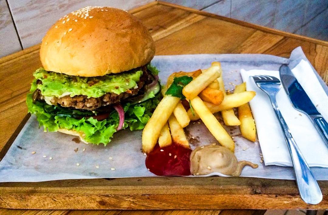 Cặp chồng cú vợ tiên: Thực hư chuyện anh chồng là đại gia ngầm, có gia thế khủng mới lấy được cô vợ đẹp như hoa - Ảnh 10.