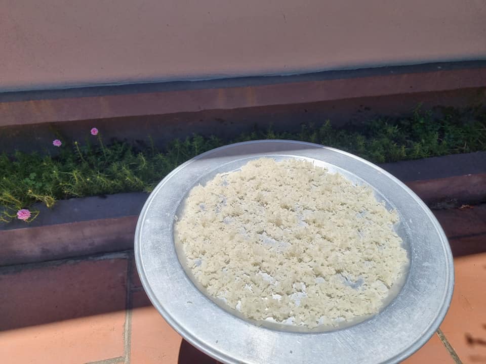 Cơm nguội thừa đừng vứt đi, tận dụng nắng gắt làm món này đảm bảo chồng thích, con mê - Ảnh 2.