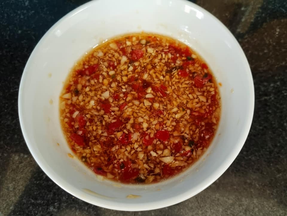 Cơm nguội thừa đừng vứt đi, tận dụng nắng gắt làm món này đảm bảo chồng thích, con mê - Ảnh 4.