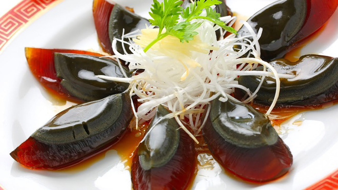 Loại trứng đen sì, có mùi khai, từ món ăn bỏ đi đến đặc sản gây nghiện với dân Việt - Ảnh 1.
