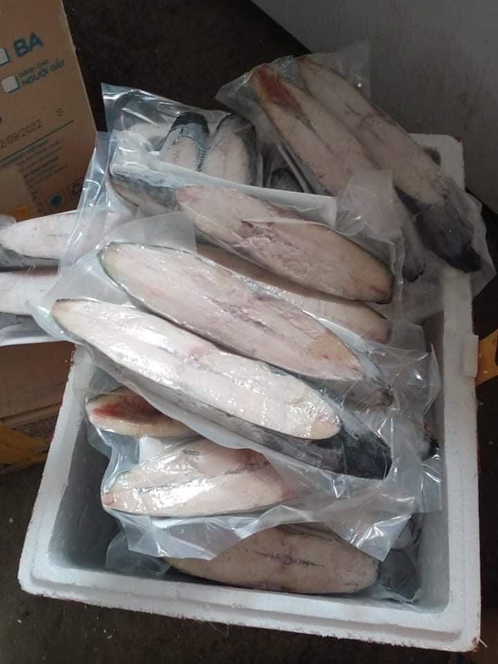 Hải sản về Hà Nội với giá rẻ chưa từng có, người dân tranh thủ ăn sang - Ảnh 2.