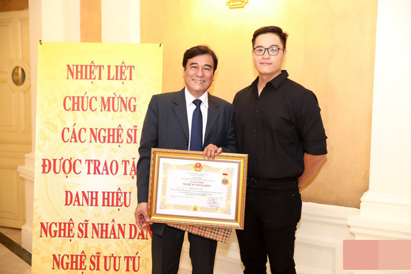 Tuổi xế chiều của tài tử điện ảnh miền Bắc - NSND Mạnh Cường: Sống bình yên bên vợ là mối tình đầu, đã lên chức ông - Ảnh 6.