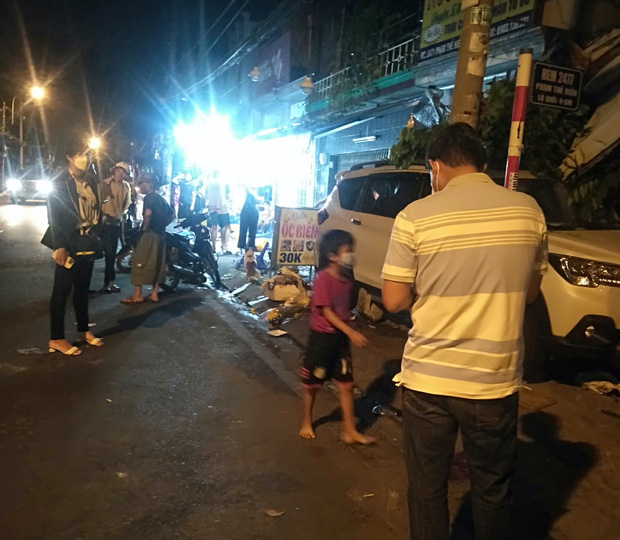 Ô tô 7 chỗ lao kinh hoàng vào quán nhậu vỉa hè, 3 thực khách bị cuốn vào gầm - Ảnh 1.