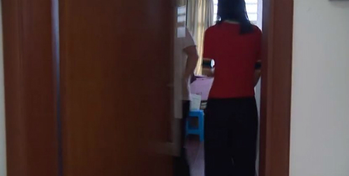 Ngày đăng ký kết hôn bạn trai bỗng biến mất, chạy về nhà mở cửa một thứ quan trọng đã