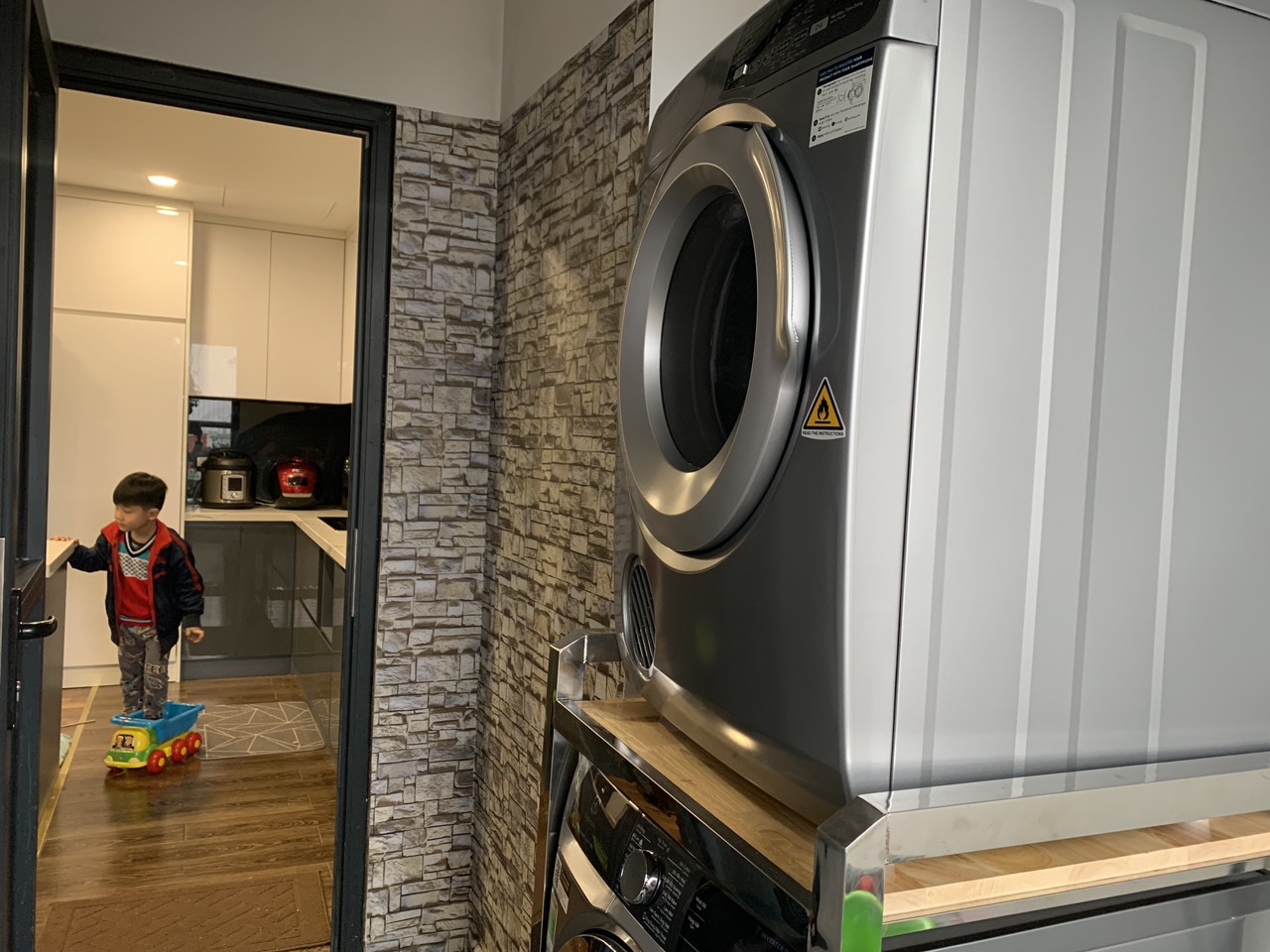 Máy sấy khan hàng giữa trời nồm ẩm, giá công khai và giá mua thực