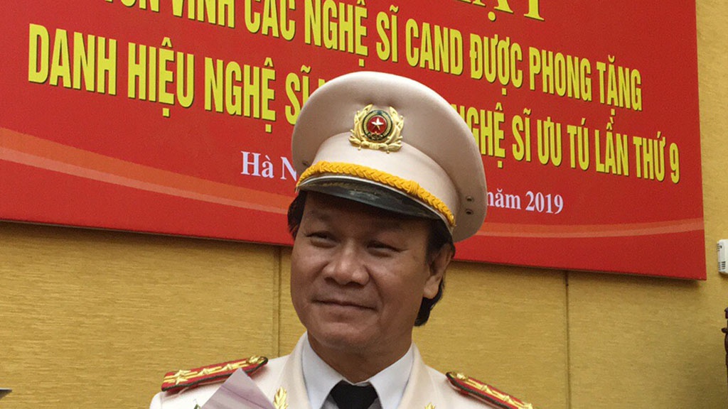 Người vợ tảo tần chuyên đi sau phục vụ chồng của nghệ sĩ mang quân hàm Đại tá vừa vào vai phản diện phim 