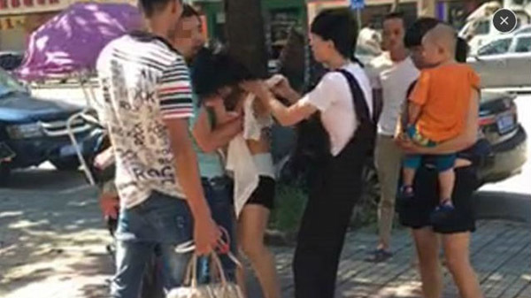 Thấy 'tiểu tam' bị vợ đánh ghen giữa phố, chồng bất ngờ chạy ra giải cứu