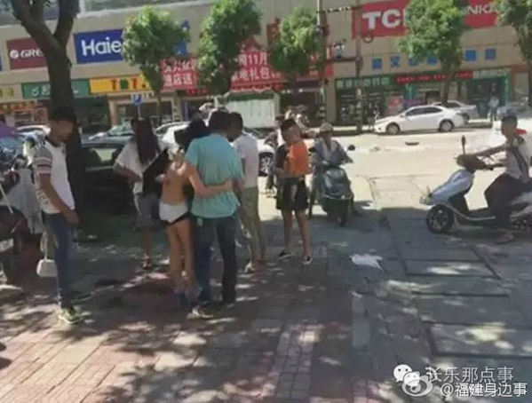 Cô gái 20 tuổi bị vợ đánh ghen giữa phố, chồng lao ra "anh hùng cứu mỹ nhân" và cái kết - Ảnh 2. Cô gái 20 tuổi bị vợ đánh ghen giữa phố, chồng lao ra "anh hùng cứu mỹ nhân" và cái kết - Ảnh 2.