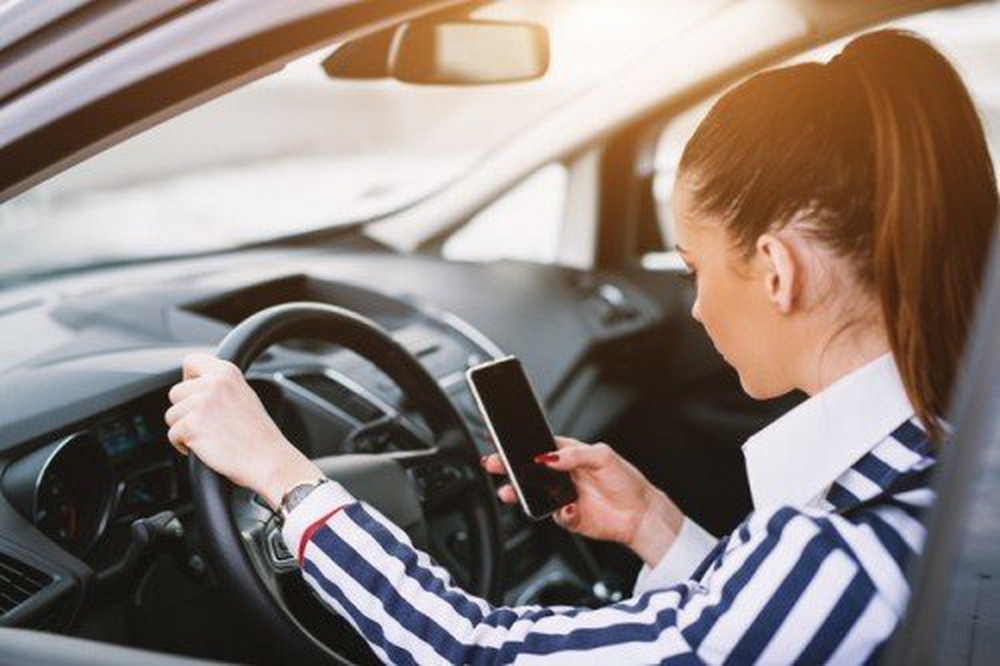 5 common mistakes women make when driving, causing accidents, and here are 5 ways to correct them for women to drive well and proficiently - Photo 3.