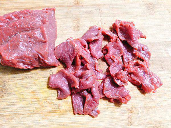 Xào thịt bò hay bị dai khô, nhớ cho thêm nguyên liệu này thịt mềm ngon ai ăn cũng thích - Ảnh 1.