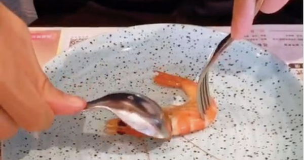 Cách bóc vỏ tôm chín không bị nóng và dây bẩn, còn được khen là khéo léo