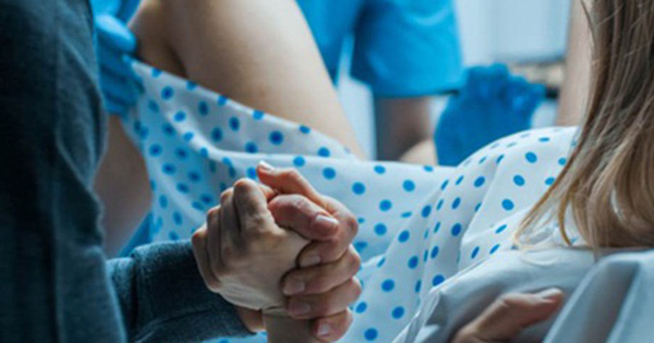 Vợ và người tình sinh con cùng ngày, chồng vội chạy đến bệnh viện