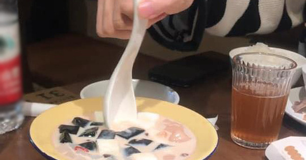 Chỉ một động tác, cô nàng phát hiện cách các nhà hàng 'lừa' khách bấy lâu