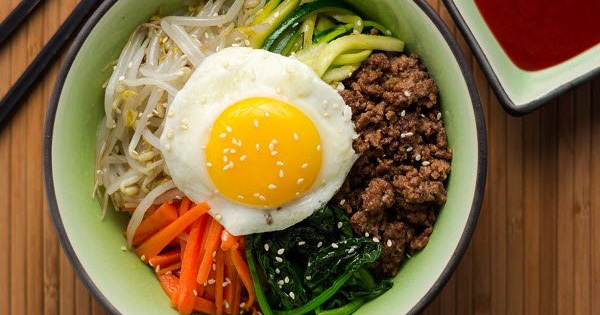 Cuối tuần rảnh rỗi, trổ tài làm món cơm trộn kim chi chua cay, hấp dẫn không thua gì ngoài hàng