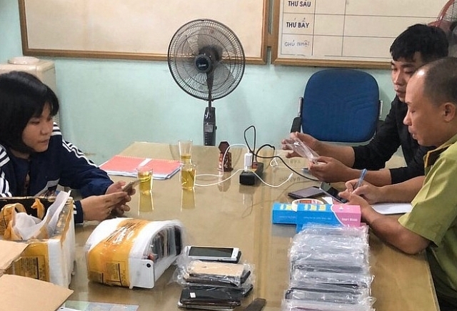 Tạm giữ hàng trăm chiếc điện thoại Samsung, iphone... không giấy tờ