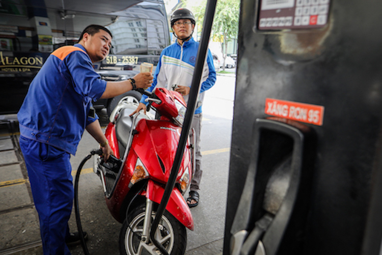 Nghe VietNamNet: Giá xăng, dầu tăng từ chiều nay