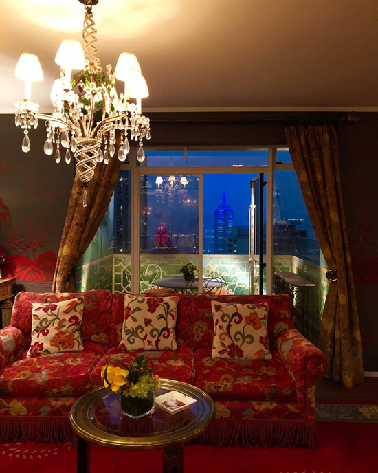 Diễn viên Lưu Gia Linh gần đây chia sẻ với khán giả trang HK01 một số hình ảnh tổ ấm ở khu Mid-Levels, Hong Kong, nơi cô và ông xã Lương Triều Vỹ chung sống. Ngôi nhà décor với phong cách retro, phòng khách sử dụng gam màu đỏ đặc trưng Trung Hoa, mang sắc màu vintage chủ đạo, kết hợp với những chiếc đèn trần bắt mắt, sang trọng, tạo cảm giác xa hoa.