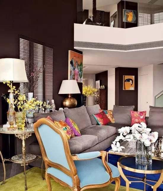 Bên cạnh căn nhà ở Hong Kong, Lưu Gia Linh còn có nhà ở Thượng Hải, nơi vợ chồng cô thi thoảng lui tới. Nữ diễn viên mua căn hộ rộng hơn 400m2, hai phòng khách, ba phòng ngủ&nbsp;này&nbsp;tại khu The Bund, giá khoảng 100 triệu NDT (13 triệu USD).