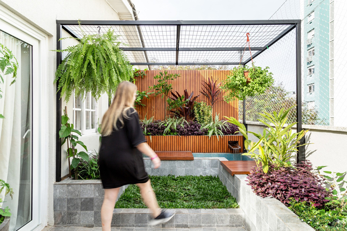 Căn hộ gồm có 2 tầng, diện tích 98 m2, nằm ở tầng trên cùng của một tòa nhà. Công trình được cải tạo vào năm 2019 bởi nhóm kiến trúc sư của Urban Ode Arquitetura e Urbanismo.