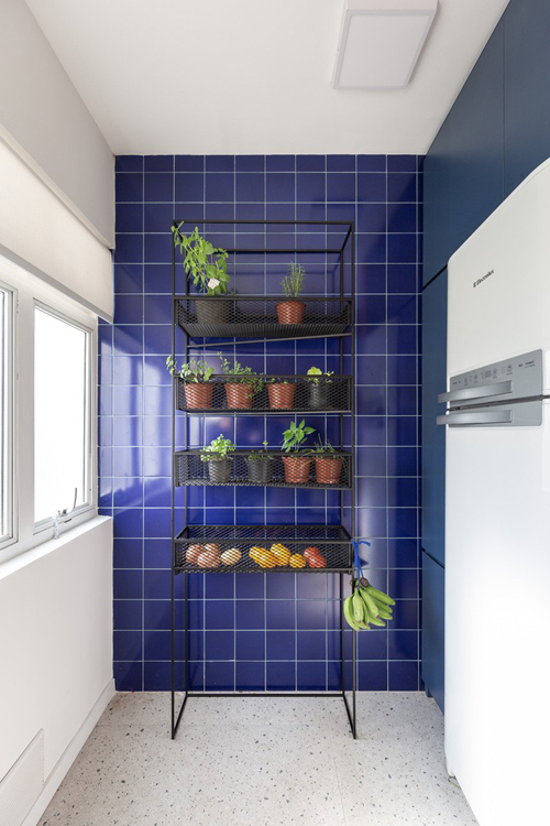 Đối diện khu vực chế biến là kệ trồng cây xanh, đựng rau quả giúp không gian trở nên bớt ngột ngạt.