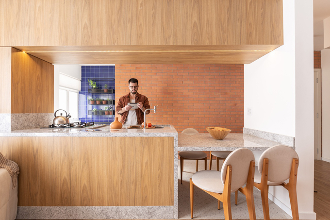 Ban đầu, tầng trệt của căn hộ có tường ngăn giữa phòng khách và bếp ăn. Sau đó, nhóm kiến trúc sư cải tạo, phá bỏ tường ngăn giữa hai phòng. Chúng tôi xem xét đến nhu cầu sử dụng của gia chủ, đưa ra các phương án ủng hộ mối tương quan giữa con người - vật nuôi - môi trường vì gia chủ nuôi 6 con vật: 2 chú mèo, 2 chú chó và 2 con rùa.