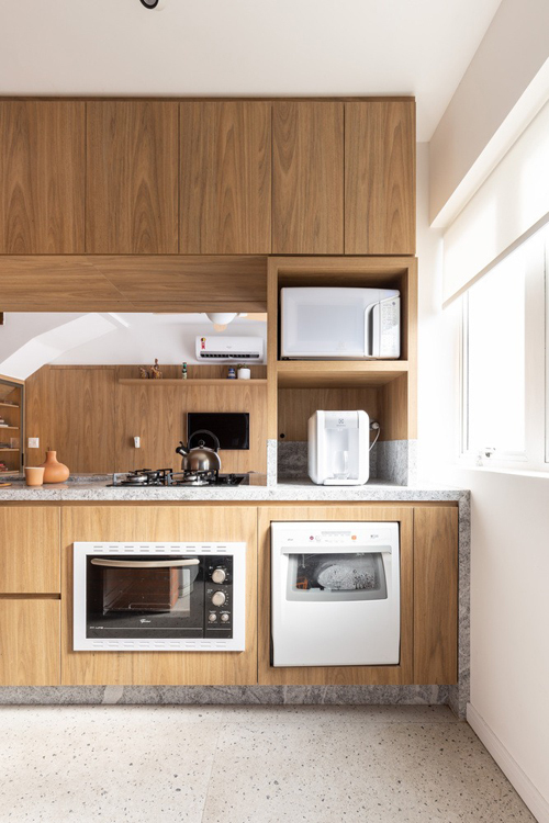 Phía bên trong khu vực bếp. Gia chủ chọn lựa nội thất từ gỗ hoa văn, màu sắc đồng nhất cho không gian.