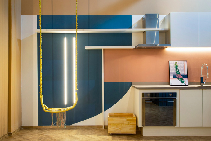 Cạnh bếp có xích đu để gia chủ nghỉ ngơi, thư giãn.