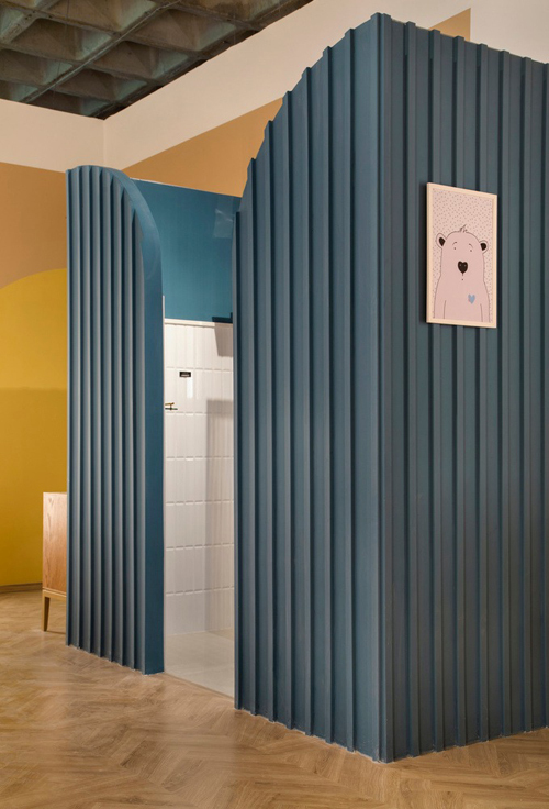 Để giúp căn hộ được phối màu sắc, các kiến ​​trúc sư đã chọn những gam màu trung tính cho phòng tắm và nhà vệ sinh. Họ sử dụng nhiều ánh sáng hơn để giúp không gian trong căn hộ hiện đại. 