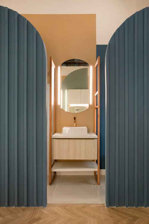 Chính giữa phòng tắm và nhà vệ sinh là nơi để gia chủ soi gương, rửa tay.