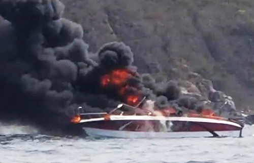 Ca nô du lịch bốc cháy trên vịnh Nha Trang