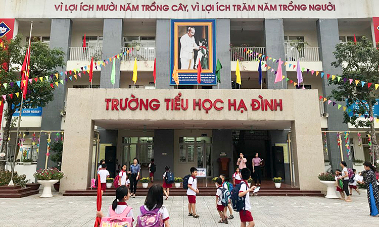 Nghe VietNamNet: Hàng trăm học sinh nghỉ học sau vụ cháy kho Rạng Đông