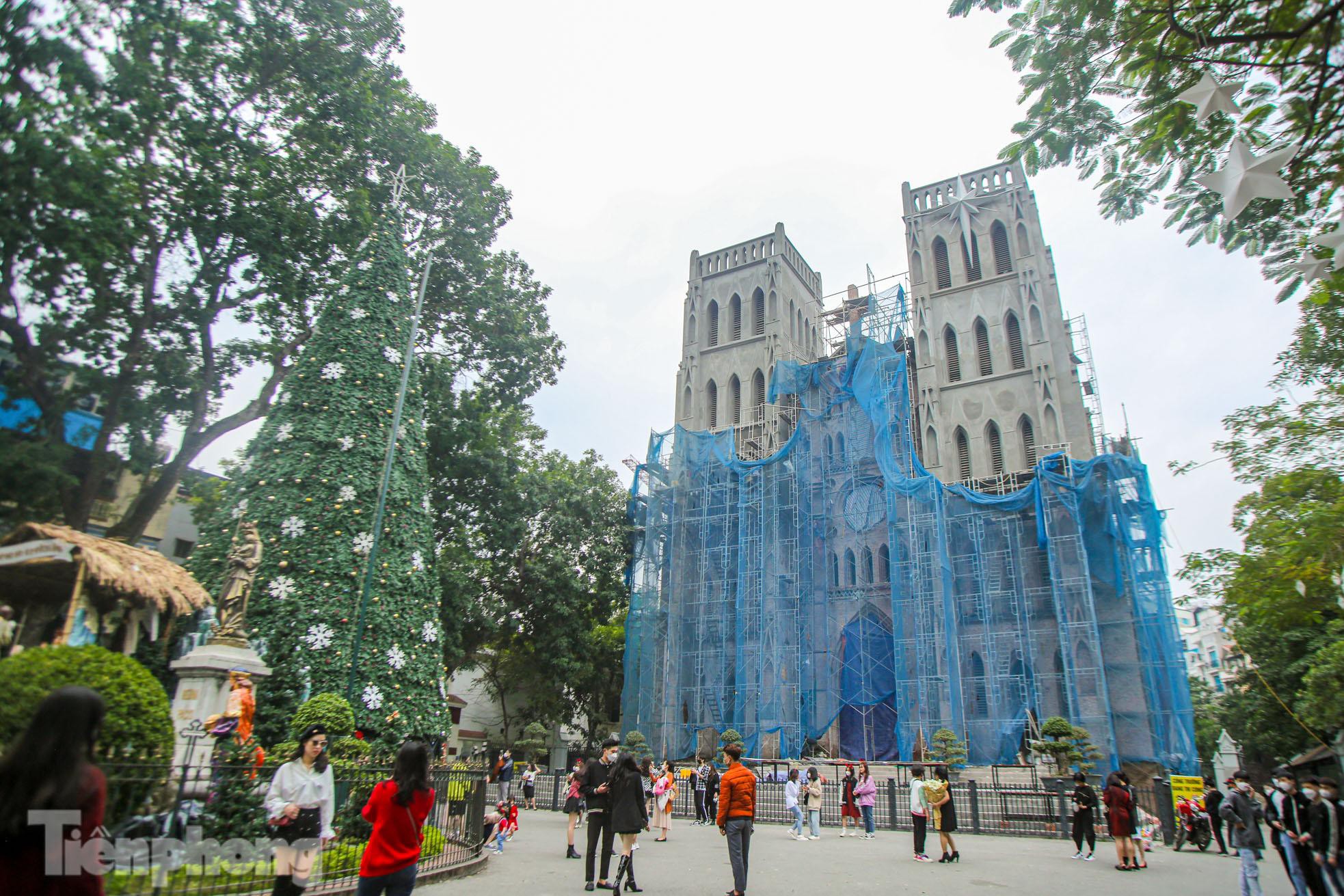 Hanoi churches covered with Christmas decorations