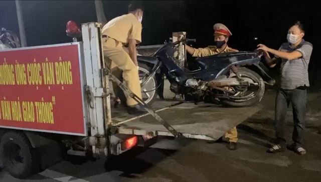 Two Danang policemen die while trying to stop motorbike race