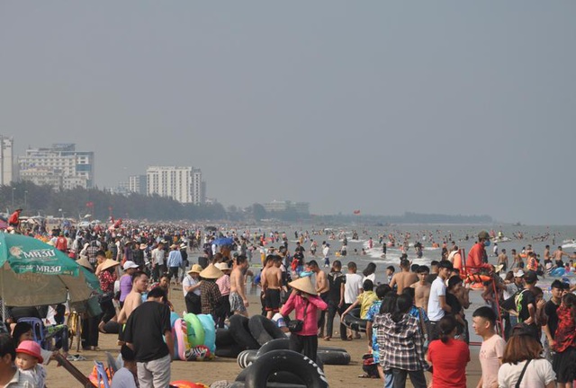 Thousands flock to beach after social distancing rules ease