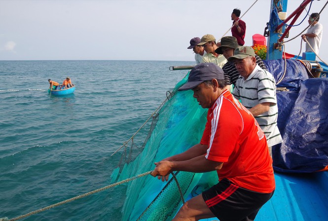 Vietnamese fishermen flock to sea despite China's ban