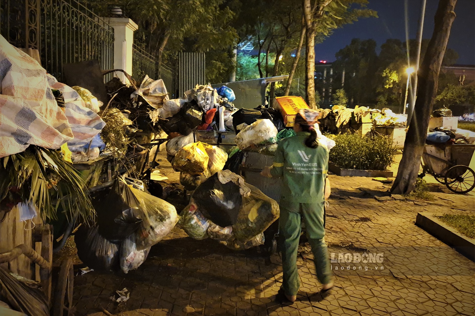 Hanoi faces rubbish pile-up following compensation dispute