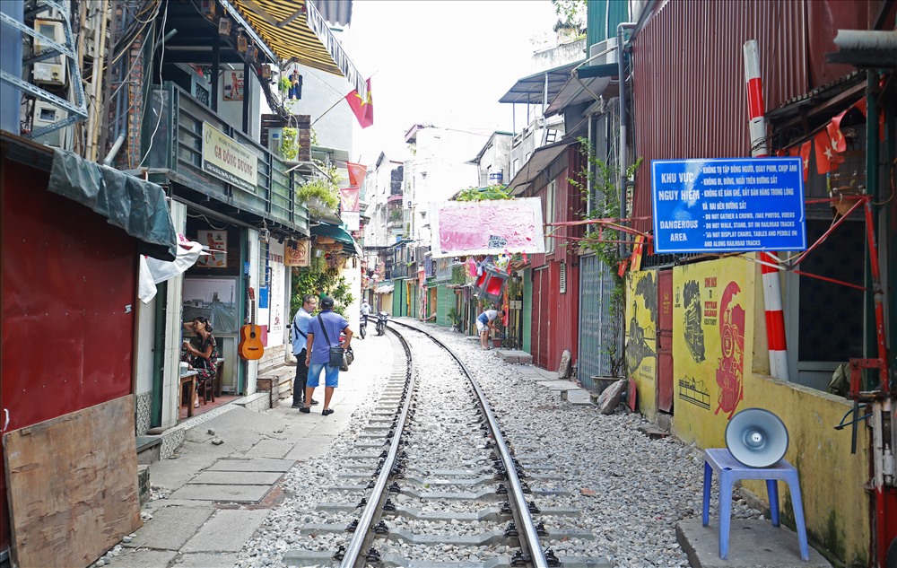 Hanoi railway street becomes quiet following service ban