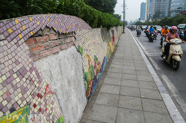 Hanoi mural continues deteriorating