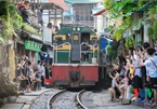 Train makes emergency brake on Hanoi railway tourist site