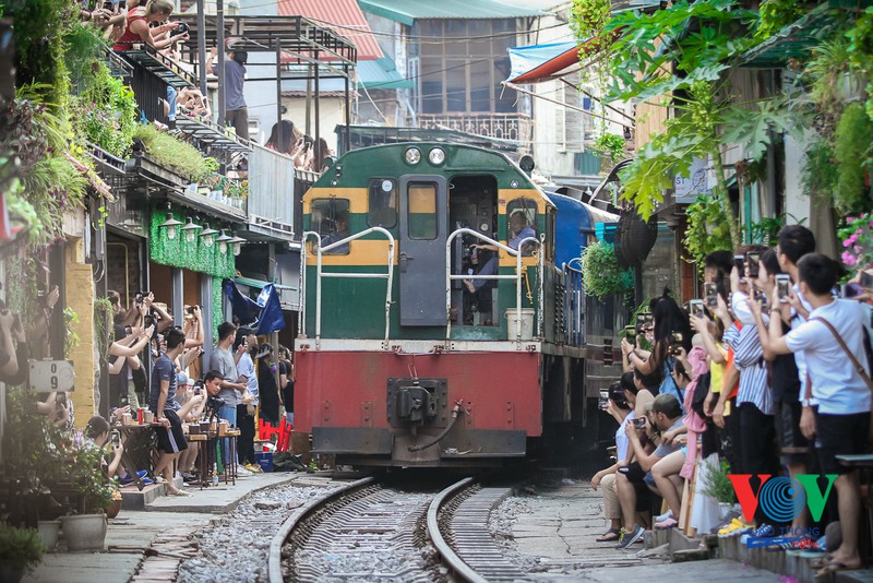 Train makes emergency brake on Hanoi railway tourist site