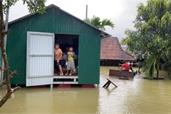 Floating shelters house people in Vietnam’s flood-hit areas
