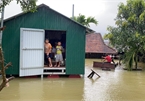 Floating shelters house people in Vietnam’s flood-hit areas