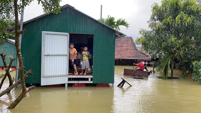 Floating shelters house people in Vietnam’s flood-hit areas