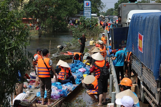Hundreds of charity groups support Quang Binh flood victims
