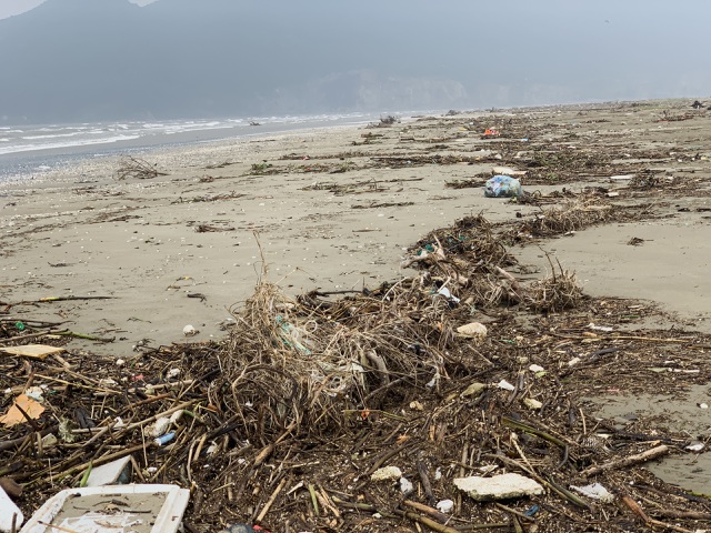 Rubbish blankets Ha Tinh beach following floods